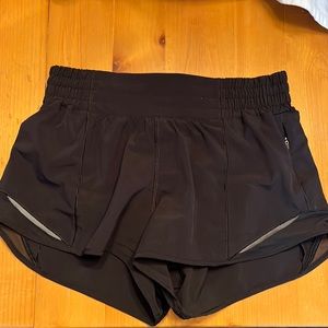 Lululemon Hotty Hot -2.5inch High waisted shorts - black